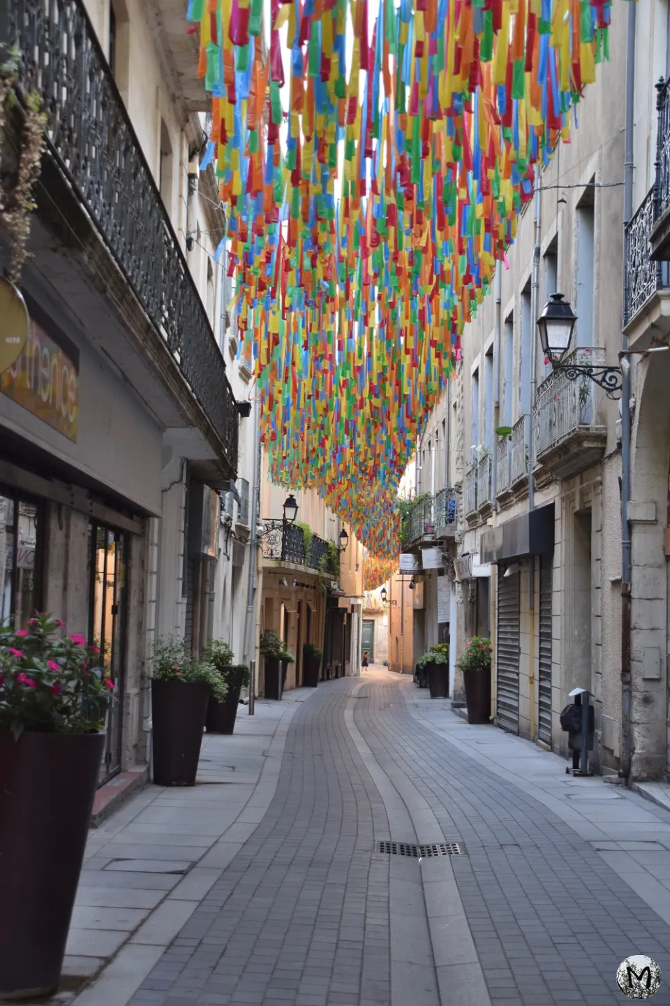 beziers-ruelle-fanions-ville-occitanie