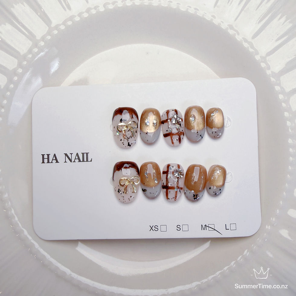 縮圖：Cookie and Cream French Twist on Short Oval Nails