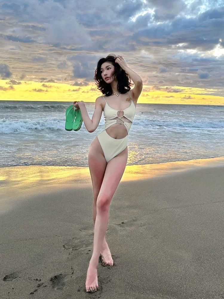 縮圖：A Stylish One-Piece Swimsuit with Artistic Line Design Cream