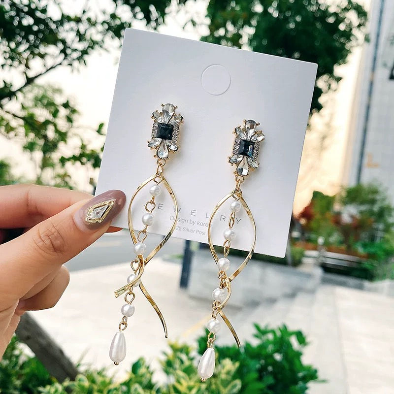 Thumbnail: Golden Rhinestone Twist Rotating Faux Pearl Long Earrings