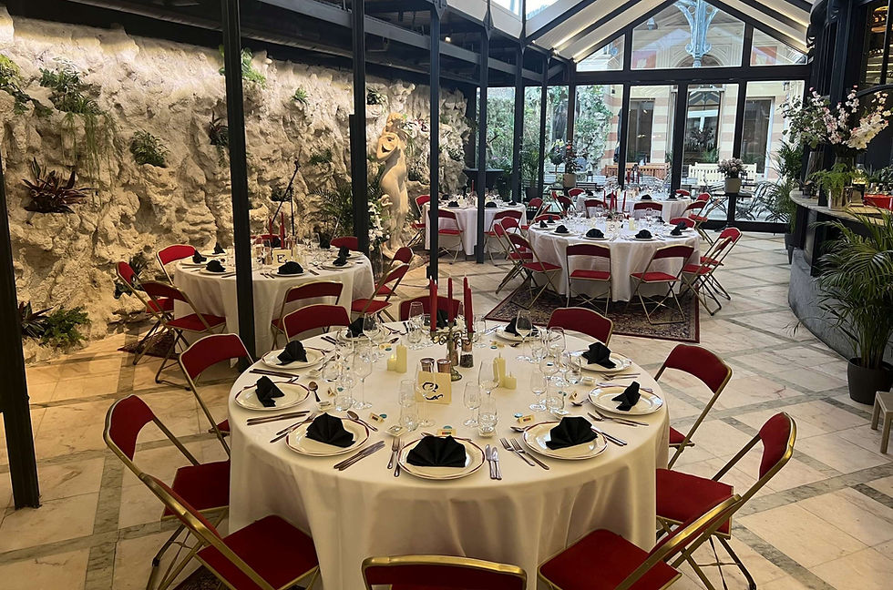 L'Orangerie - De Ultieme Hallucinatie - Brussel - Ronde tafels gedekt voor een prestigieus diner in het geklasseerde art-nouveaugebouw.