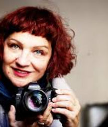 Nata a Shkodër, Rozafa Shpuza è una rinomata fotografa albanese. È fondatrice e direttrice della Galleria “ODA”, fondata nel 2019 nella casa di famiglia, un edificio di 150 anni situato a Shkodër, spazio creativo che ha ospitato oltre cento artisti albanesi e internazionali.
Rozafa Shpuza è una figura riconosciuta nel campo della fotografia d’arte contemporanea in Albania e ha partecipato a numerose mostre fotografiche, sia nazionali che internazionali.
Il suo lavoro artistico intreccia poesia, fotografia e memoria culturale albanese, con un’attenzione particolare rivolta alla sua città natale, Shkodër.