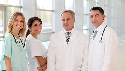 Sorridente equipe medica