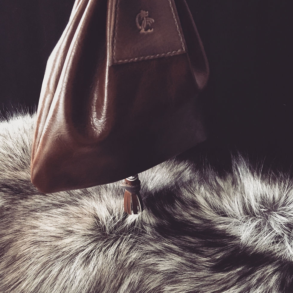 Miniature : Aumônière  en cuir XV