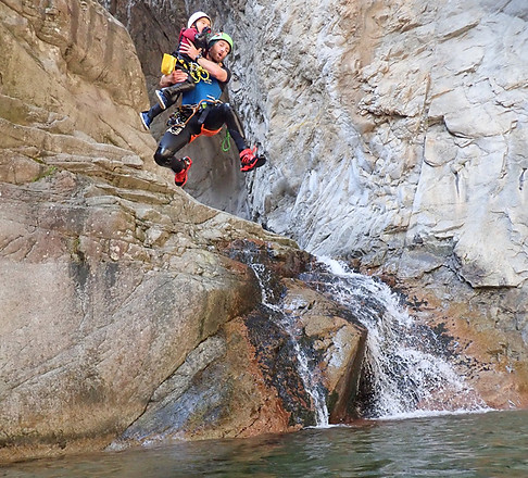 Saut en canyoning dans le canyon de la Richiusa.