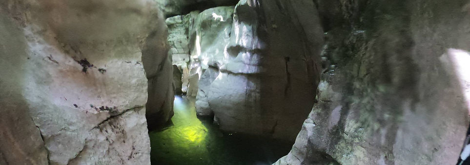 La photo représente un tronçon du canyon du Groin où les pratiquants de canyoning doivent nager dans une gorge étroite et très ethétique d'un point de vue géologique.