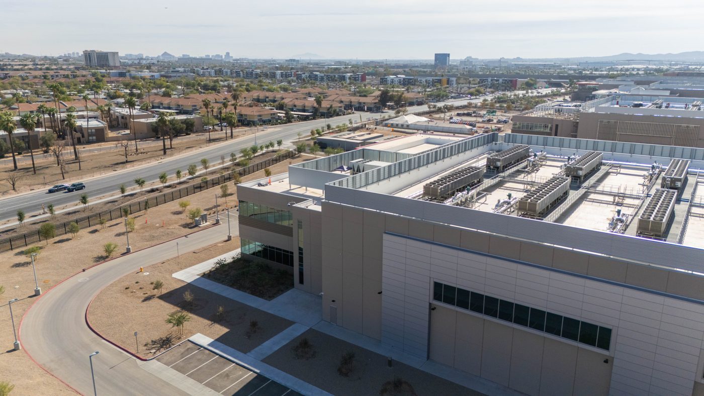 Data center building with rooftop cooling equipment