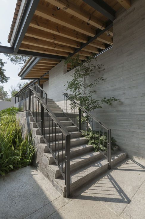 5_Valle_EntryStair_V_HiR.jpg