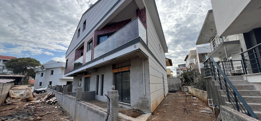 Villa for Sale 2 Parcels from the Sea in İzmir Güzelbahçe