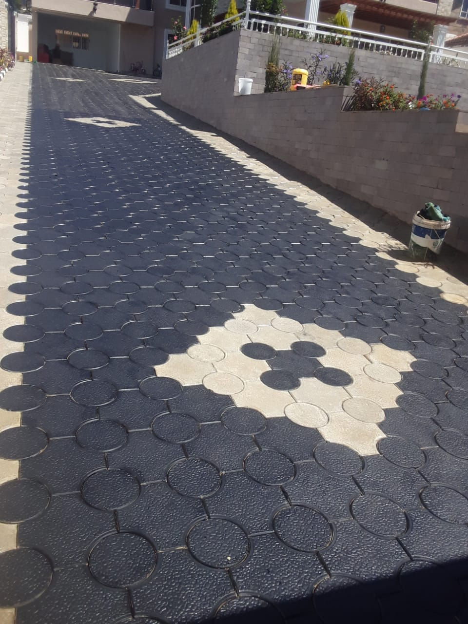 Round and Plate Cabro in Kenya