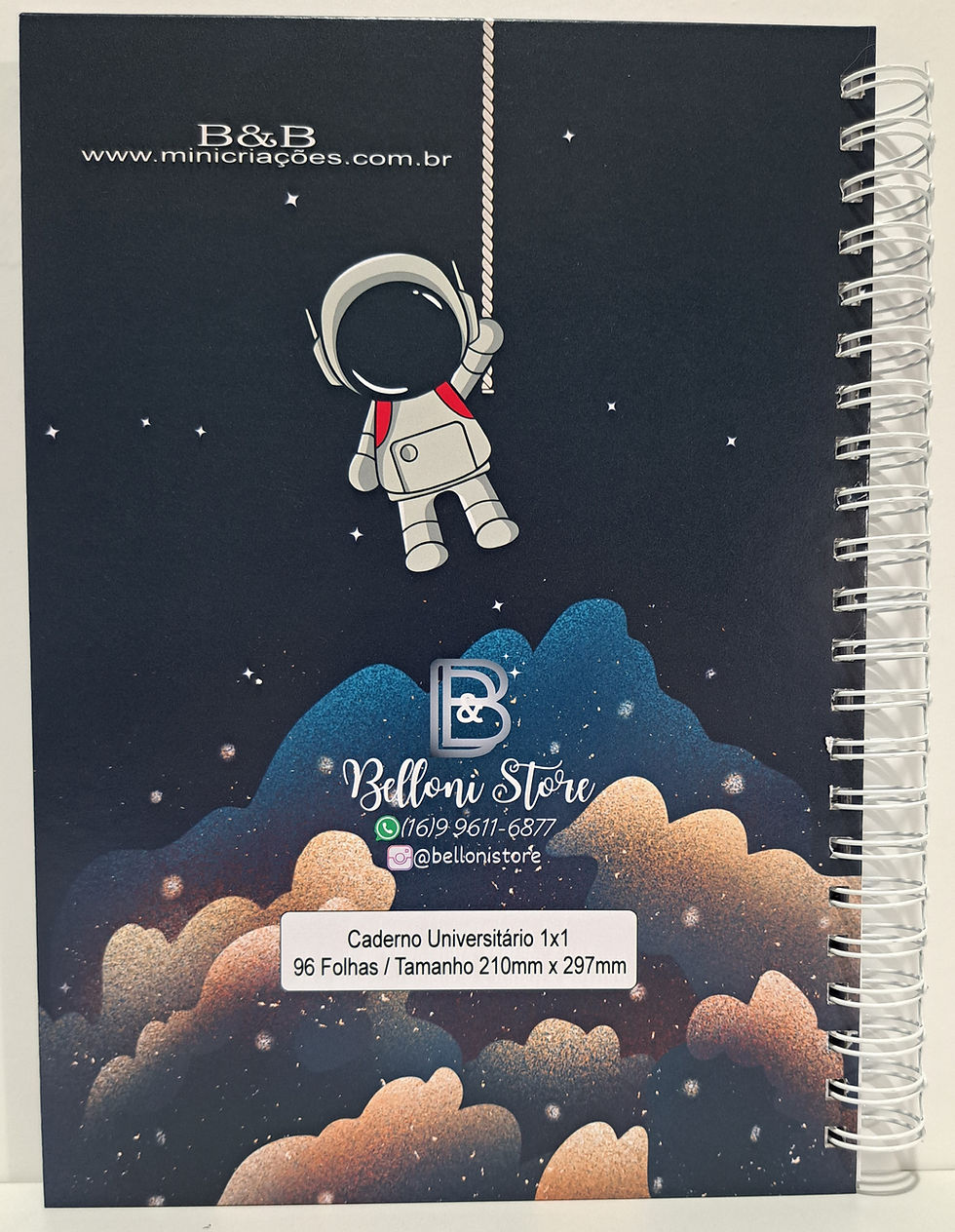Miniatura: Caderno Universitário 96 Folhas Capa Dura – Astronauta em Órbita: Explore o Universo dos Seus Estudos!
