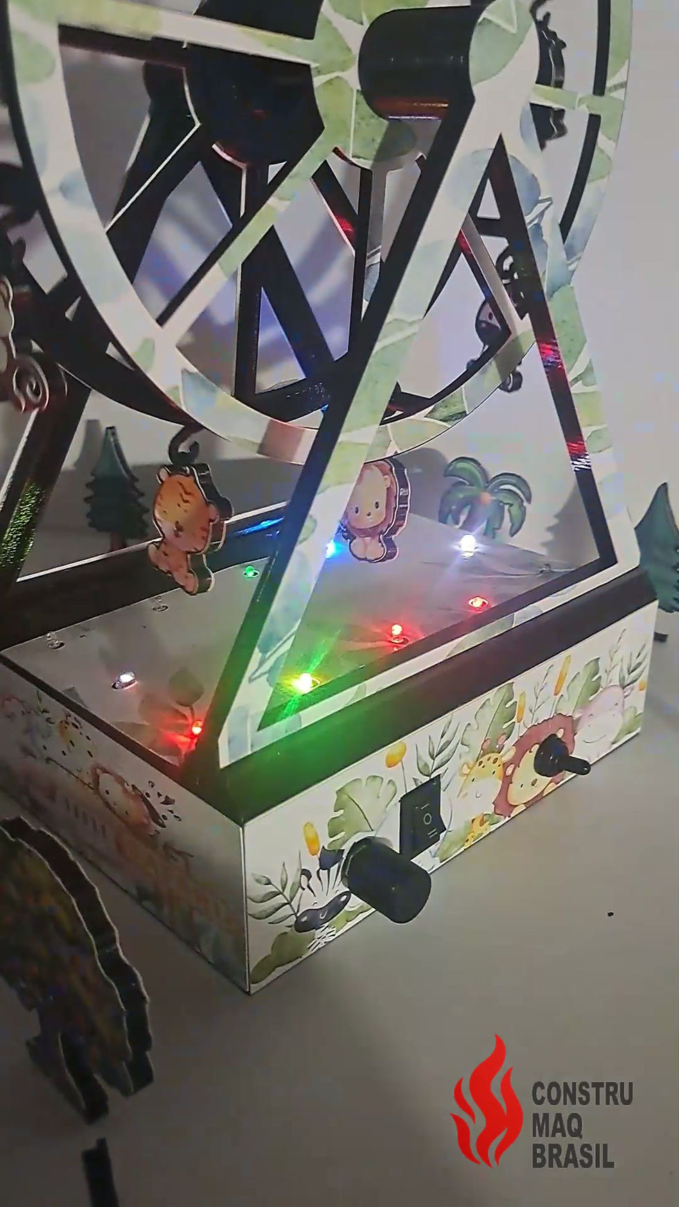 oda gigante com LED e controle de velocidade em funcionamento mostrando movimento e iluminação