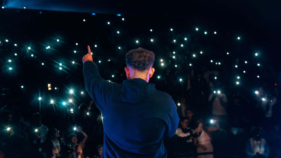Daniel Saad sur scène lors d'un concert