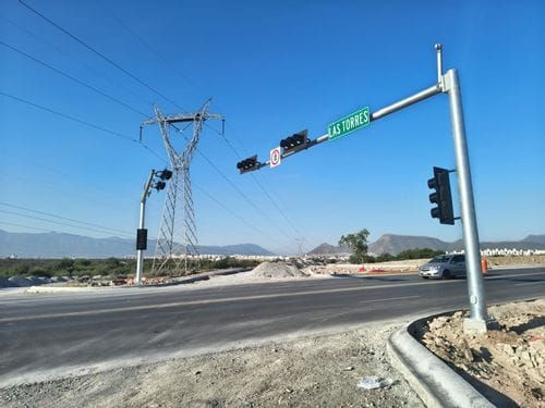 Boulevar Nazario al poniente de Saltillo ya no erá tan rápido... colocan nuevos semáforos