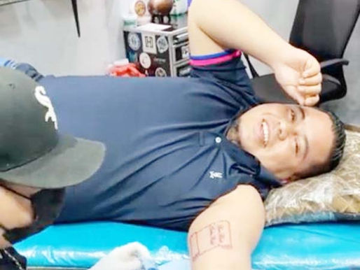 Nueva ‘gracia’ de alcalde de Rosita: se graba tatuándose