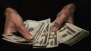 관세법상의 추징은 그 물품의 소유 또는 점유사실의 유무에 불문하고 범인 전원으로부터 각각 전액을 추징할 수 있다. 일반 형사법의 추징과 달리 징벌적 성격을 띠고 있기 때문이다.