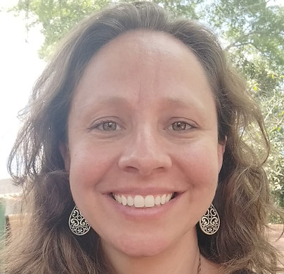 Foto da socia fundadora Eugênia Mattos, doutora em neurociência, sorrindo na foto