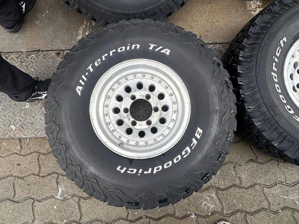 サムネイル： (4019W1)*BFGoodrichの15インチオフロードタイヤ、All-Terrain T/A、アルミホイール付き。- RINGS WITH TYRES