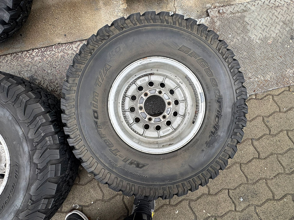 サムネイル： (4019W1)*BFGoodrichの15インチオフロードタイヤ、All-Terrain T/A、アルミホイール付き。- RINGS WITH TYRES