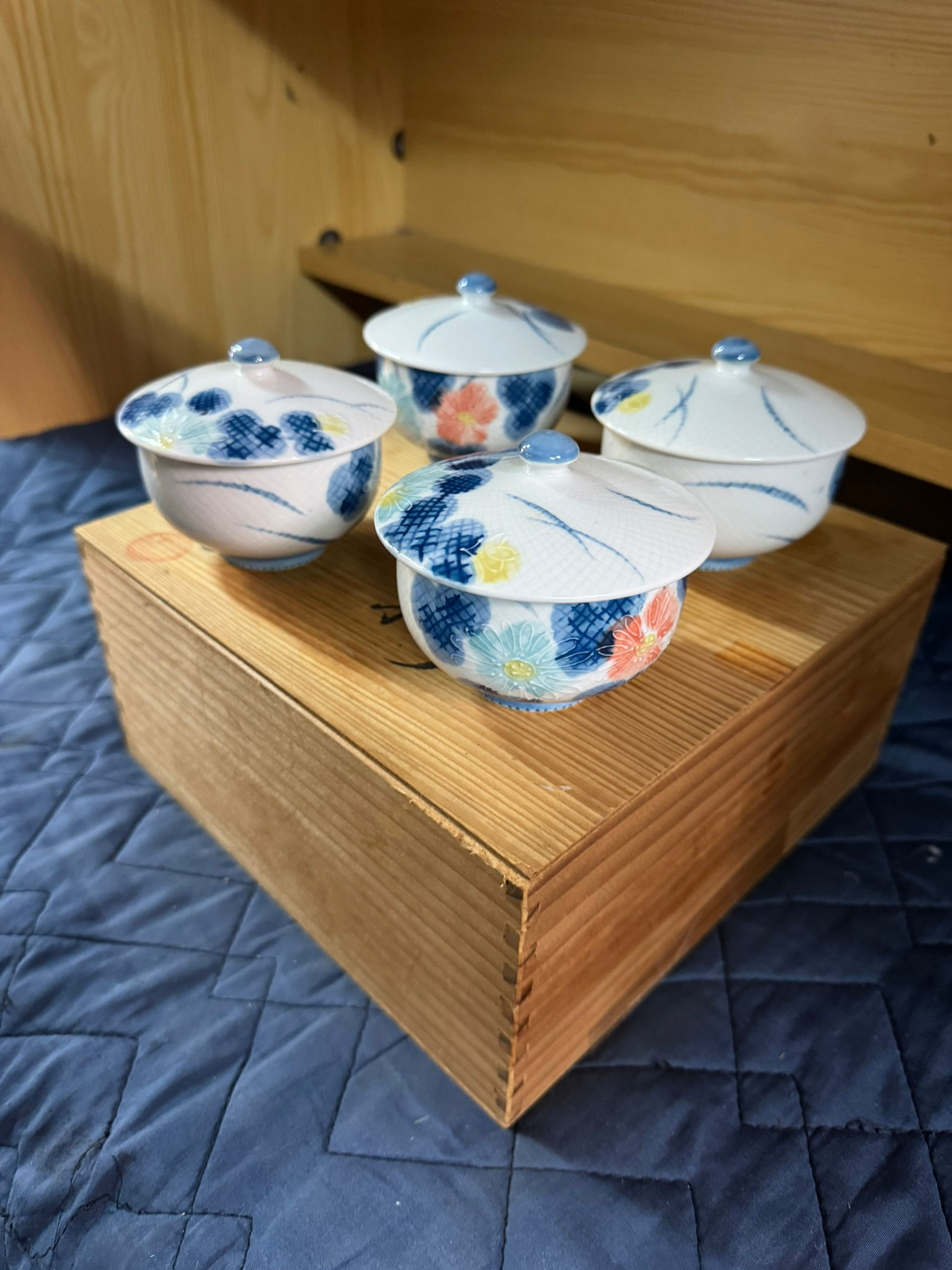 (4864W3)*有田焼　蓋付き湯呑み四客　喜華作 新品‐未使用品 -  Set of Four Lidded Teacups