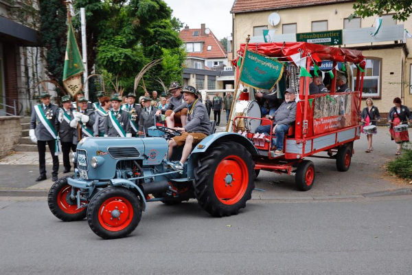 Der Schützenmontag in Enger ist immer ein tolles Highlight. In diesem Jahr haben wir es uns mal bequem gemacht und haben den Marsch auf einem Planwagen musikalisch begleitet.