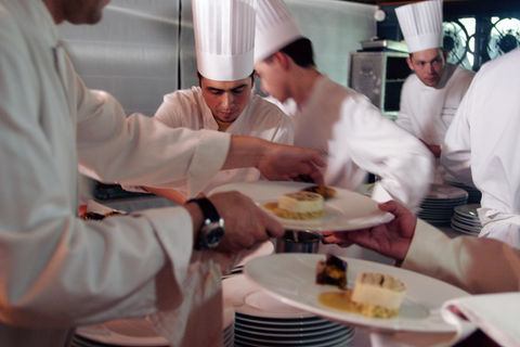 Soirée et présentation des produits Wuitton à Paris, 2004. Diner réalisé par Mr Pierre Gagnaire. Une des plus belles tables du monde... ©www.pallages.fr