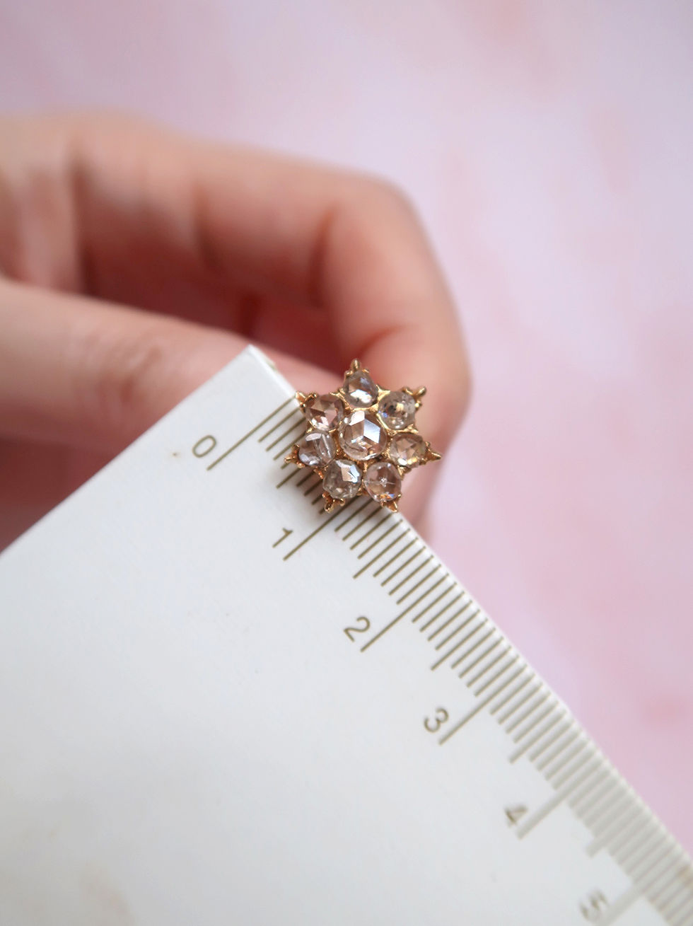 Thumbnail: Vintage: Star-shaped gold ear studs with intan 20k gold 5.32gr