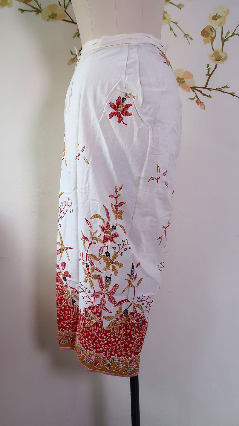 Thumbnail: Sarong String: Print Batik Orchid White Red, length 95cm