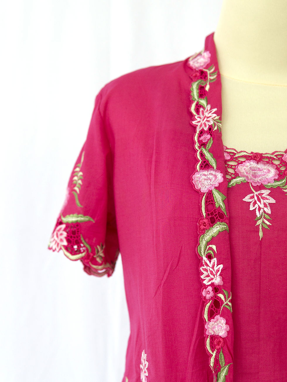 Thumbnail: Size S Short Sleeve Kebaya with Goldfish Fuscia