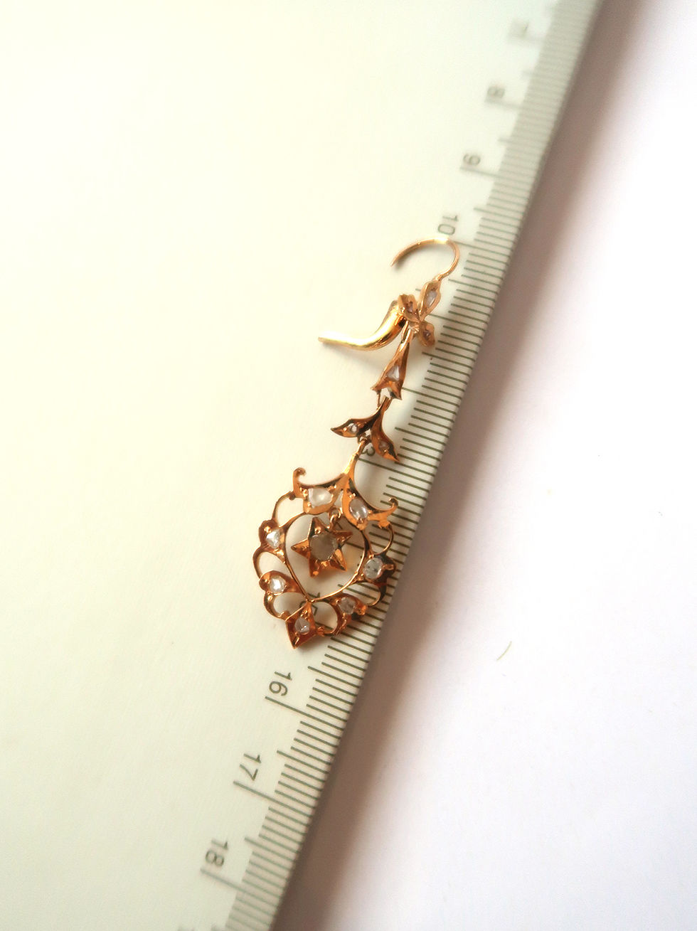 Thumbnail: Vintage: Dangling Earring Star and Heart with intan, 9K gold