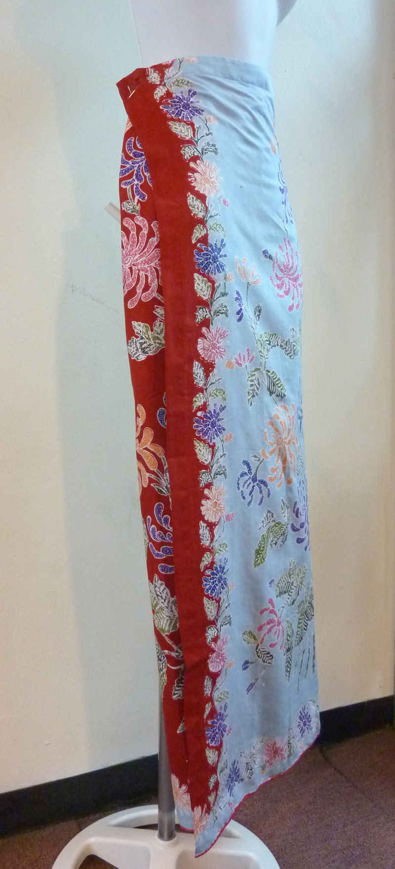 Thumbnail: Button: Light Blue-Red Chrysanthemum