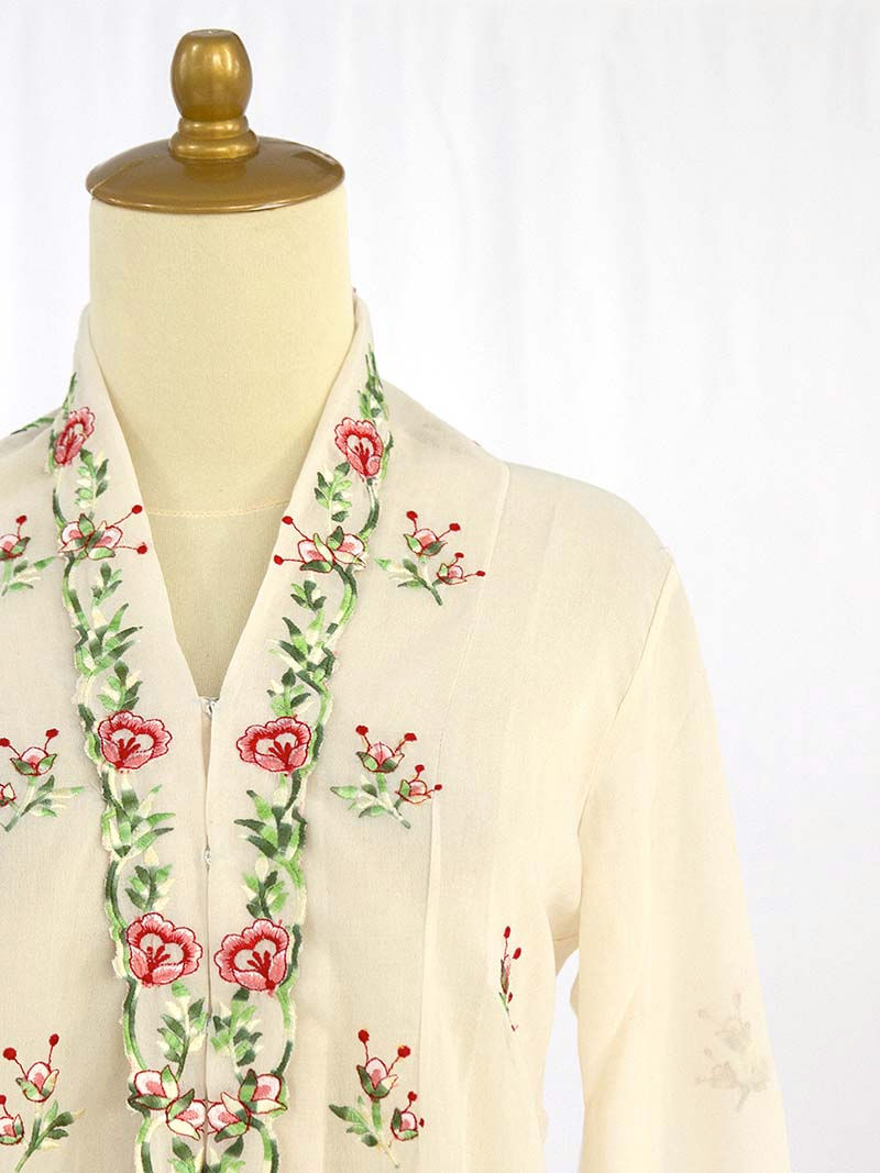 Thumbnail: Size M: Vintage Style on Cream Kebaya