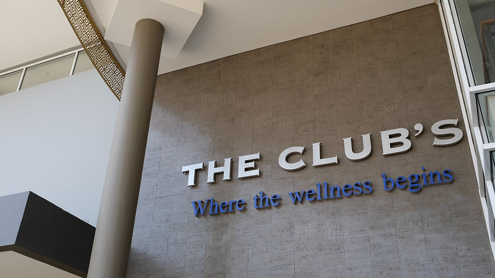 Thumbnail: Tulisan The Club's Banjar Wijaya terlihat pada dinding interior yang berlapiskan Flexistone Travertine dari Flexitile