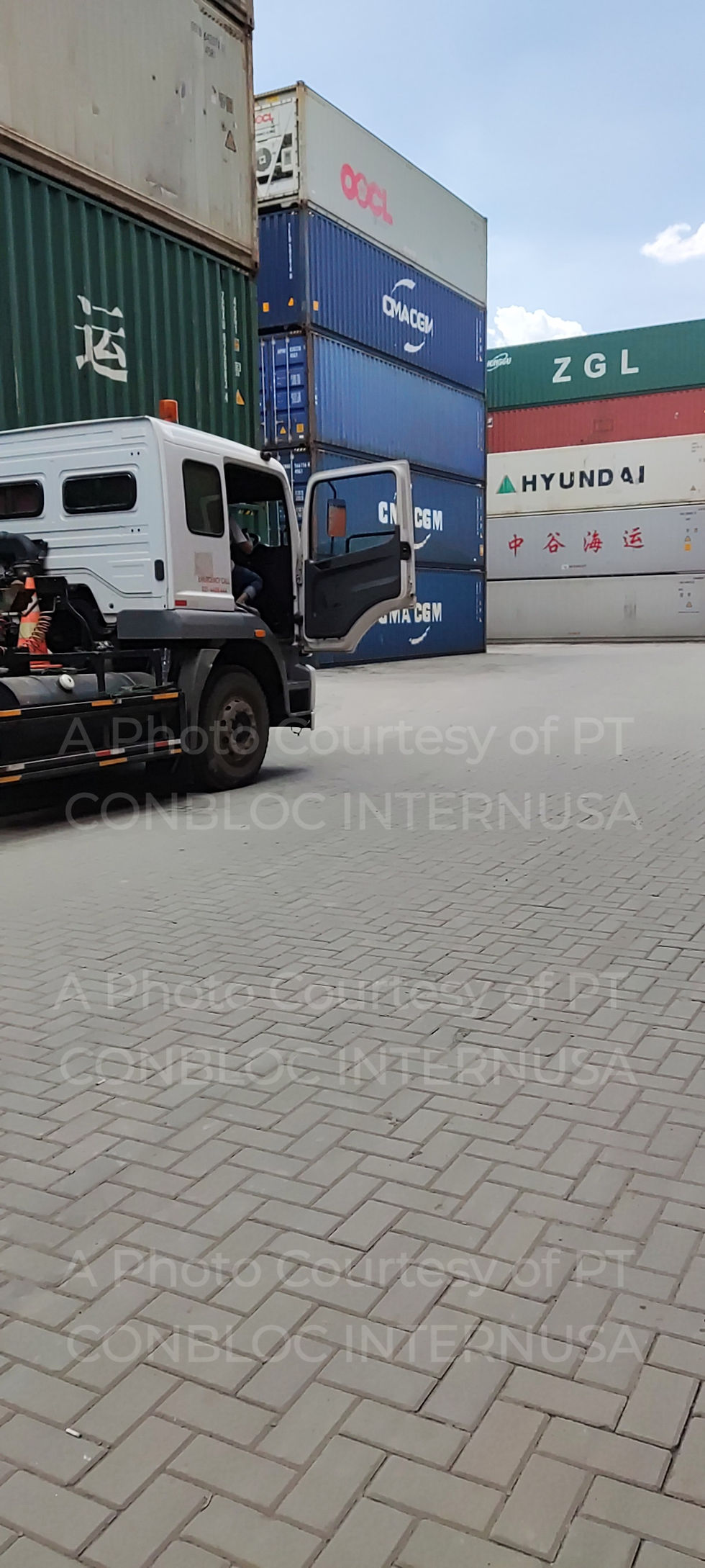 Thumbnail: Trailer putih dengan pintu terbuka & peti kemas putih merah biru container yard atau gudang peti kemas Cakung Merdeka