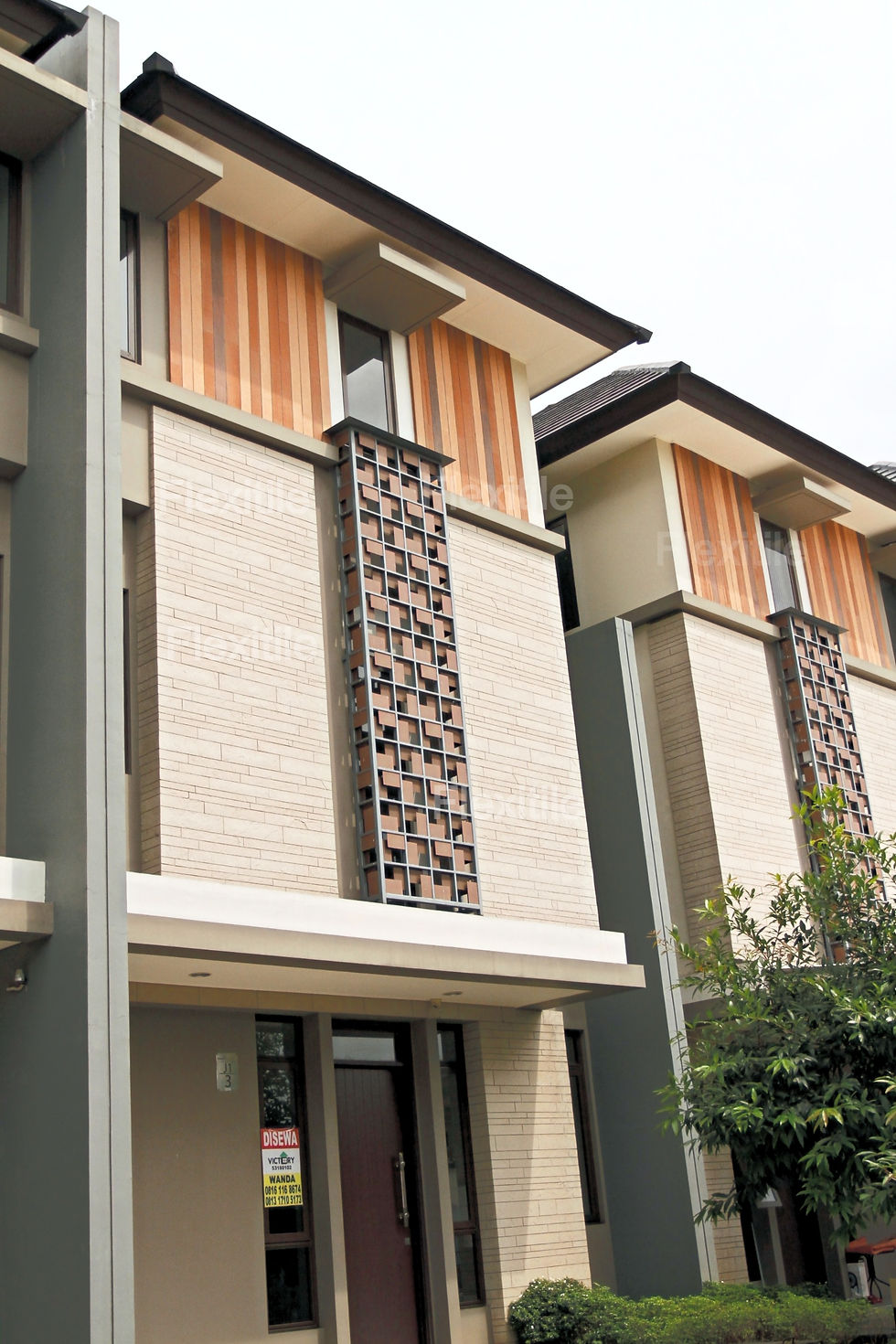 Thumbnail: tampak lebih dekat Arcilla dari Flexitile yang dijadikan pelapis dinding pada Clsuter Regentown Gold BSD City