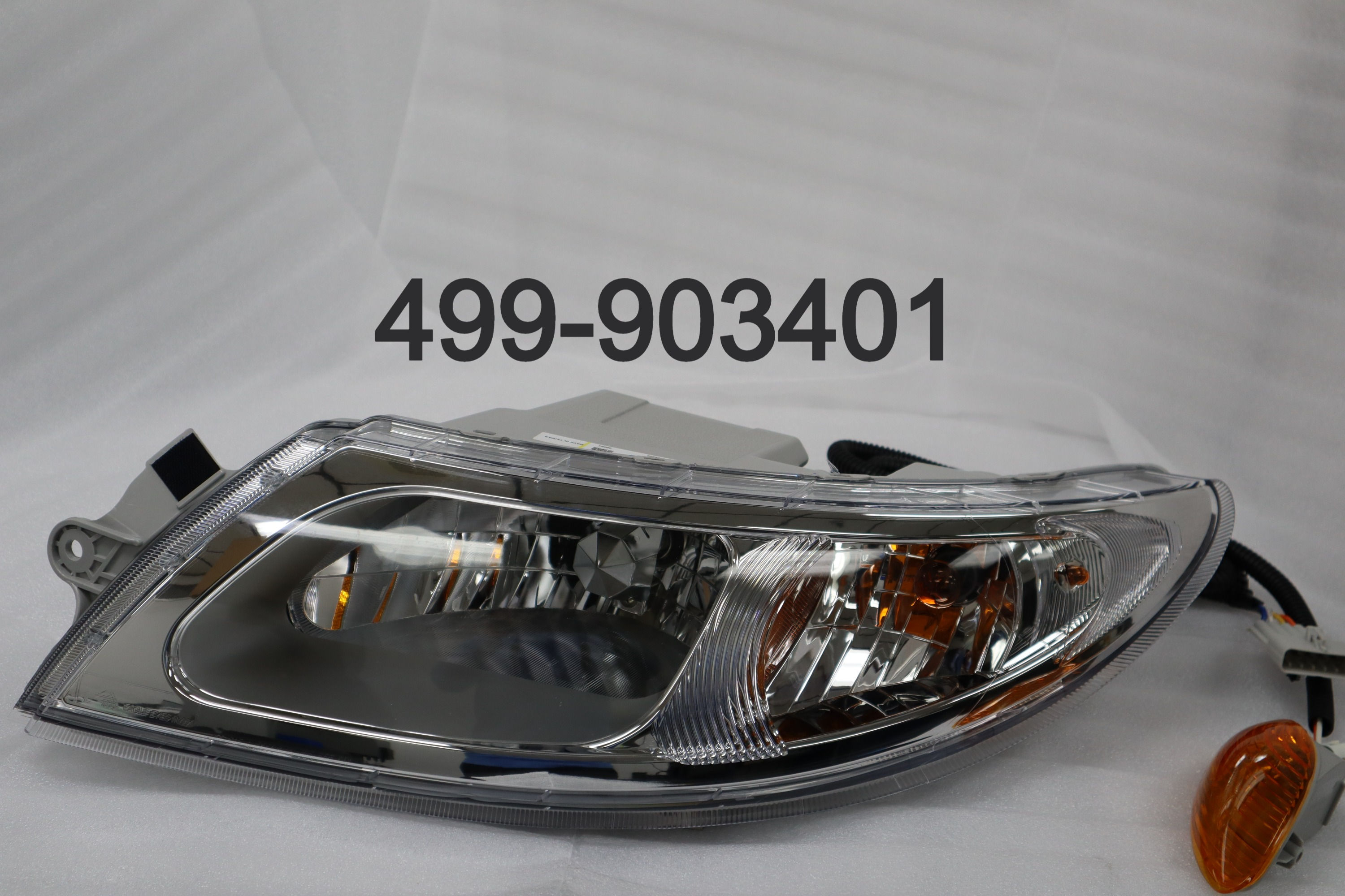 International Durastar headlight with turn signal -Driver Replaces# 3574387C91