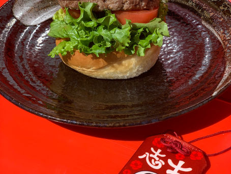ハンバーガーと御守り