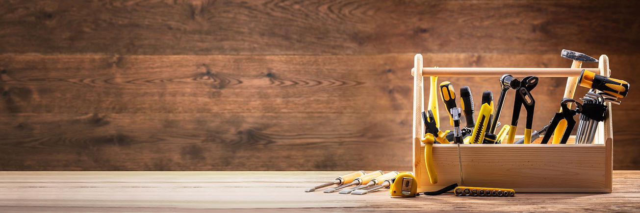 Boîte à outils avec divers outils de travail
