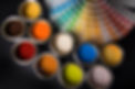 Ensemble de pots de peinture colorés