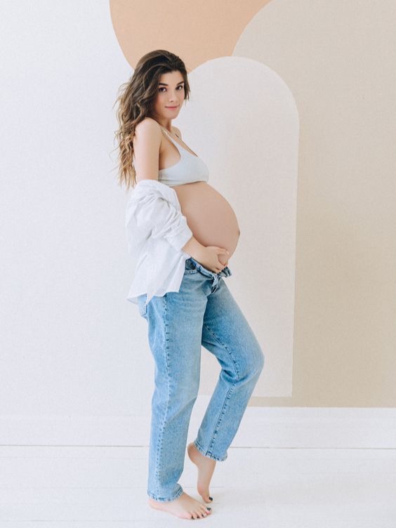 look gestante com calça jeans