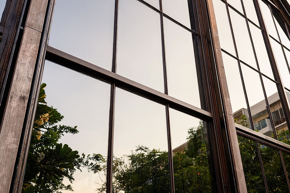 Grande baie vitrée à Namur.