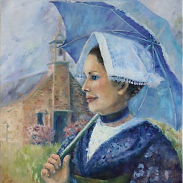 MARYVONNE À LA CHAPELLE – Huile sur toile, 73 x 60 cm, 2002
Une scène empreinte de mémoire, entre tradition et douceur. Maryvonne, en costume breton, marche paisiblement vers une chapelle en pierre. Une évocation poétique de la Bretagne intemporelle.