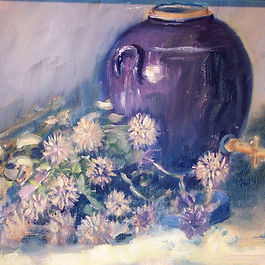 Dans cette nature morte, un pot en céramique sombre dialogue avec la légèreté des chardons lumineux. Les tons violets et bleutés, mêlés à des touches de vert et de blanc, créent une atmosphère douce et contemplative.