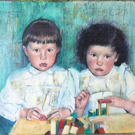 À mi-chemin entre portrait et évocation intérieure, Frangines capture un moment d’enfance suspendu. Les deux jeunes filles, unies dans une proximité presque fusionnelle, sont saisies dans une expression à la fois frontale et silencieuse. L’artiste bouscule les codes de la représentation classique en jouant sur les textures du fond et les contrastes de traitement. Une œuvre touchante et dérangeante, qui parle de lien, de silence et de mémoire.