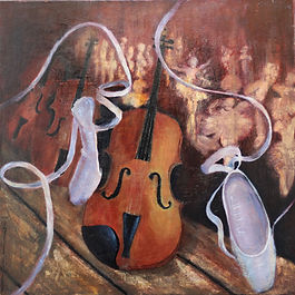 OPERA – Huile sur toile, 70 x 70 cm, 2013
Une scène où la musique prend corps : les violoncelles se dressent comme des personnages, entourés de chaussons de ballerines. Entre réalité et rêve, la composition capte l’émotion d’un instant suspendu.