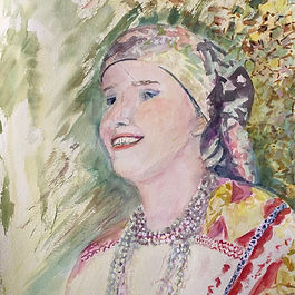 « Irina » rend hommage à la mémoire et aux traditions à travers le portrait lumineux d’une femme en costume folklorique. Un médaillon perlé encadre son visage souriant, symbole d’ancrage et de transmission.