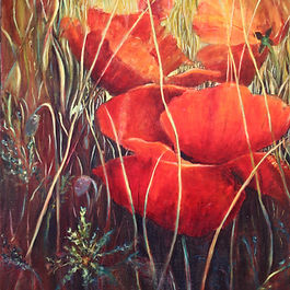 Au cœur d’un champ vibrant, les coquelicots surgissent entre herbes folles et hautes tiges, comme suspendus dans la lumière dorée de l’été. L’artiste propose une plongée sensorielle dans la nature, où se mêlent fragilité des fleurs, densité de la végétation et douceur des souvenirs.