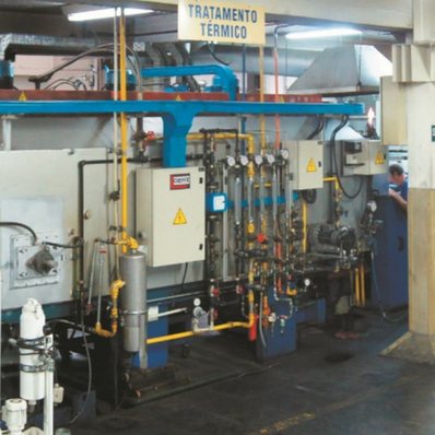 O processo de Tratamento Térmico da Dynamics Parts é realizado na planta da Metalúrgica Manzato, utilizando forno contínuo Cieffe (Itália), com temperatura controlada por computador em 3 estágios e capacidade produtiva de até 250 kg/h, garantindo resistência e performance aos componentes.