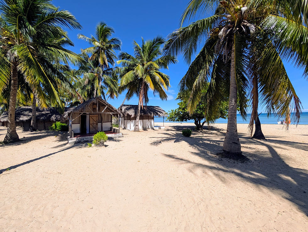 Bungalows traditionnels sur la plage de Nosy Mitsio, entre cocotiers et lagon