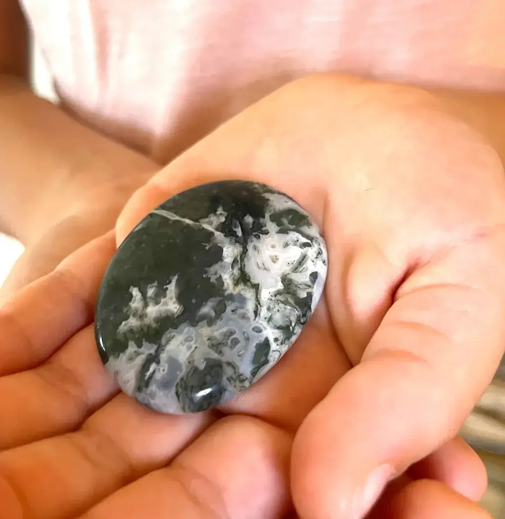 L’Agate mousse symbolise la Sérénité & la Protection de la nature